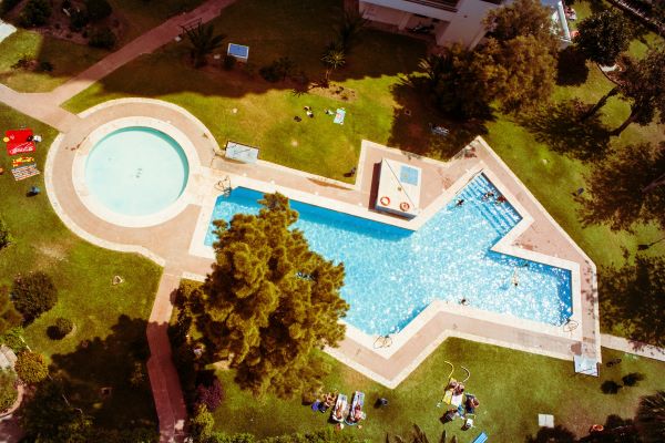 Filtro y Bomba para Piscina: Elige Según el Volumen de Agua